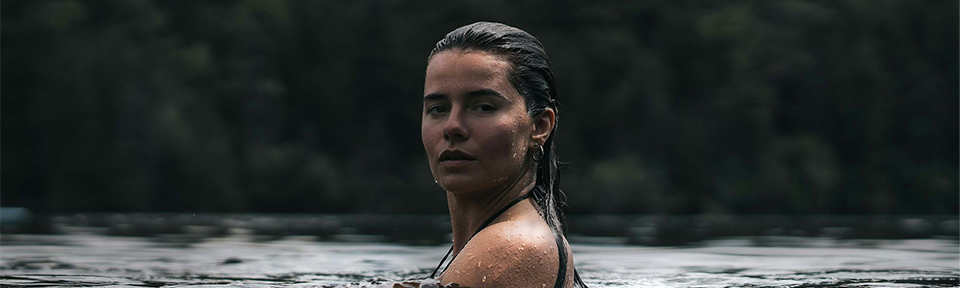 Ein Frau im Wasser.