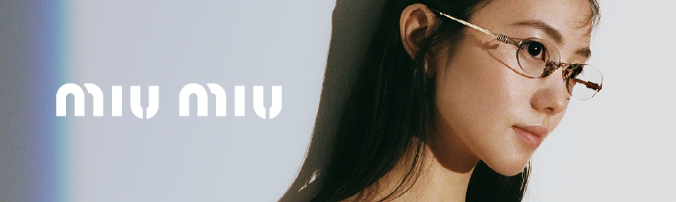 Miu Miu MU53WV Frau mit langen dunklen Haaren trägt eine elegante, filigrane Brille von Miu Miu mit goldfarbenem Rahmen und Schildpatt-Details, daneben das Miu Miu Logo auf hellem Hintergrund.