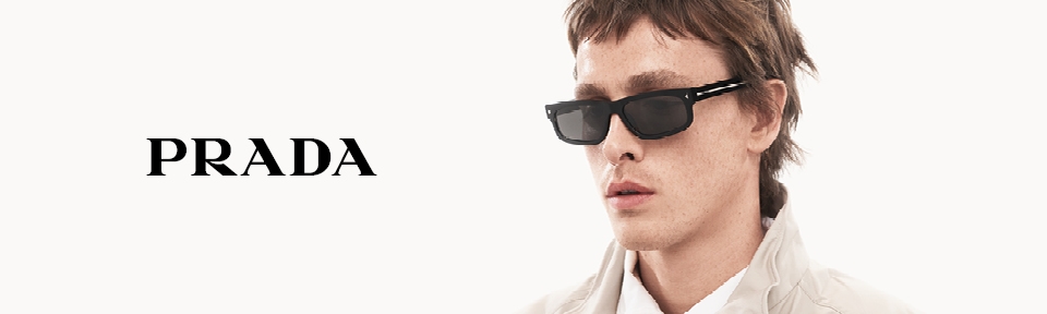 Prada PRA06S 16K08Z Ein Mann trägt eine Prada Sonnenbrillen.