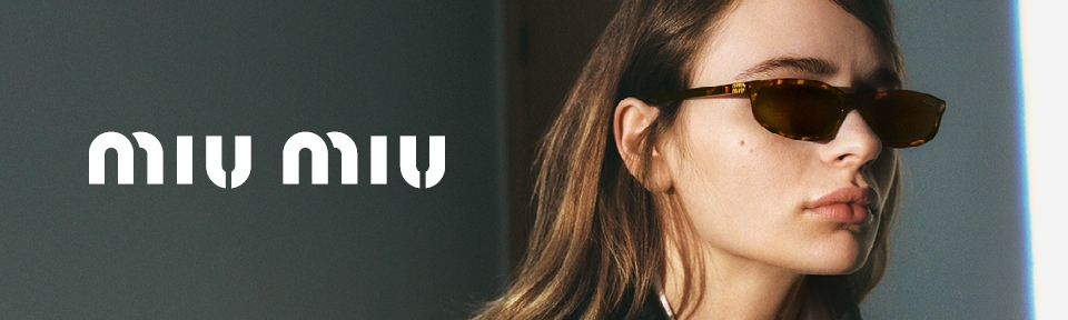 Miu Miu MUA06S 16K10I Frau mit mittellangem, hellbraunem Haar trägt eine schmale, eckige Sonnenbrille mit Schildpattmuster von Miu Miu; daneben ist das Miu Miu Logo auf dunklem Hintergrund zu sehen.