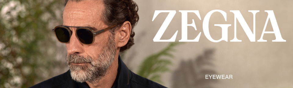 Ein Mann trägt eine Zegna Sonnenbrille vor einer Treppe.